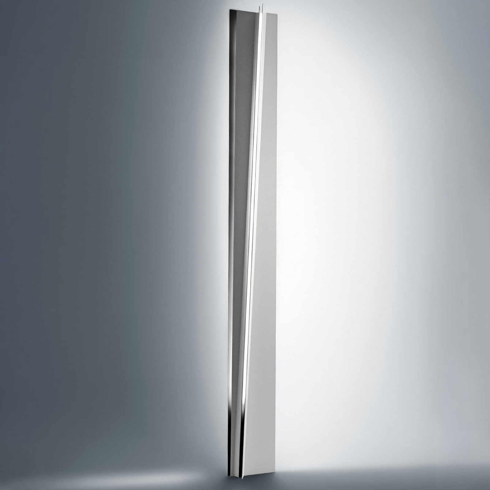 ICONE Reverse -design-lattiavalaisin LED-valolla