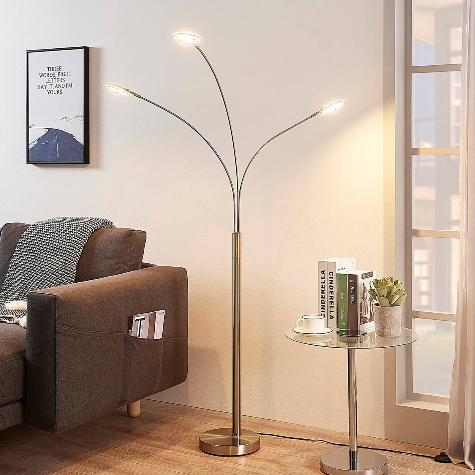 Kolmilamppuinen LED-lattiavalo Anea