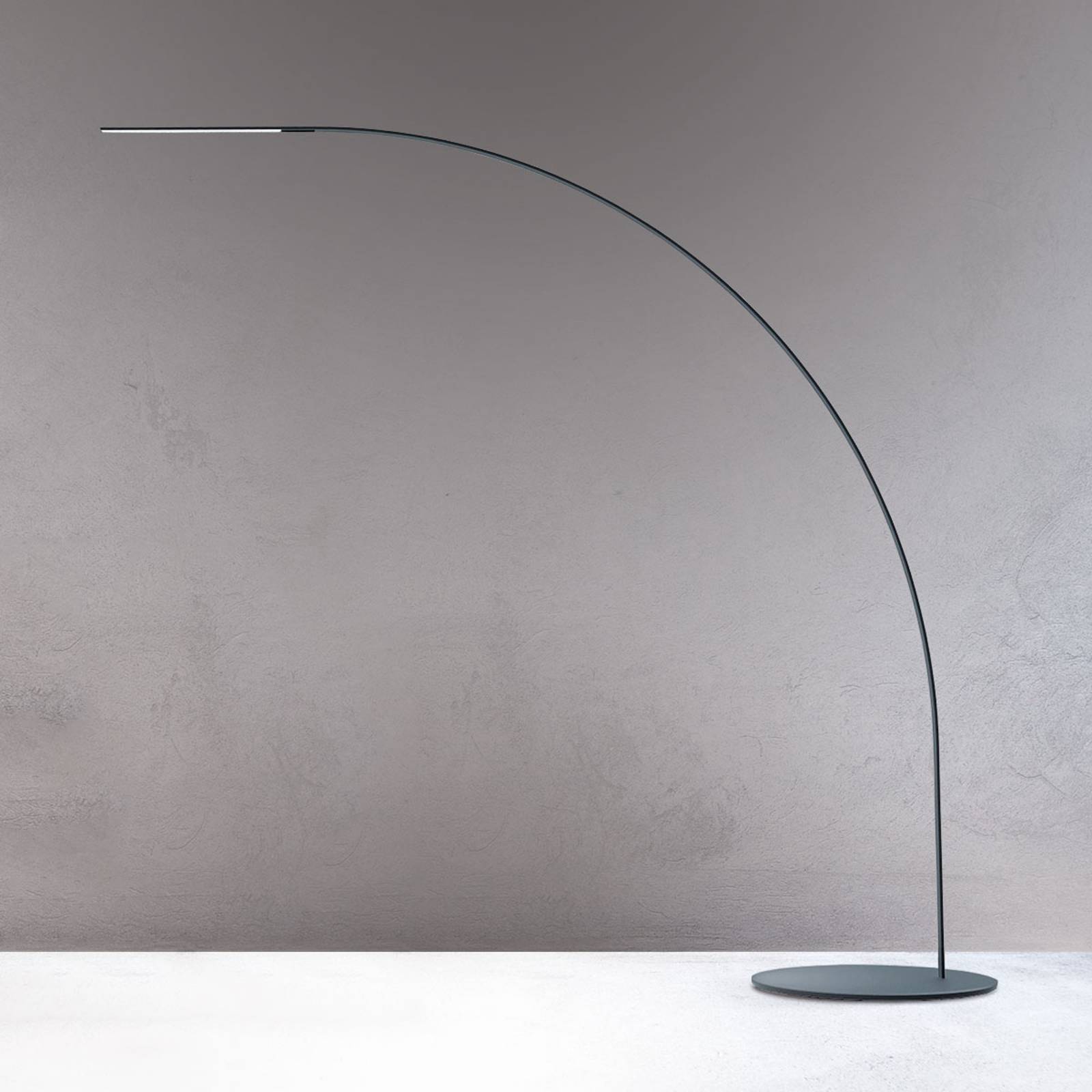 Fontana Arte Yumi -design-LED-kaarivalaisin