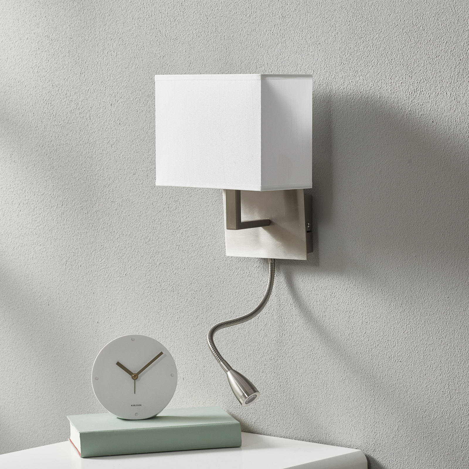 Seinävalo 6519 ja LED-lukuvalo, satiinihopea