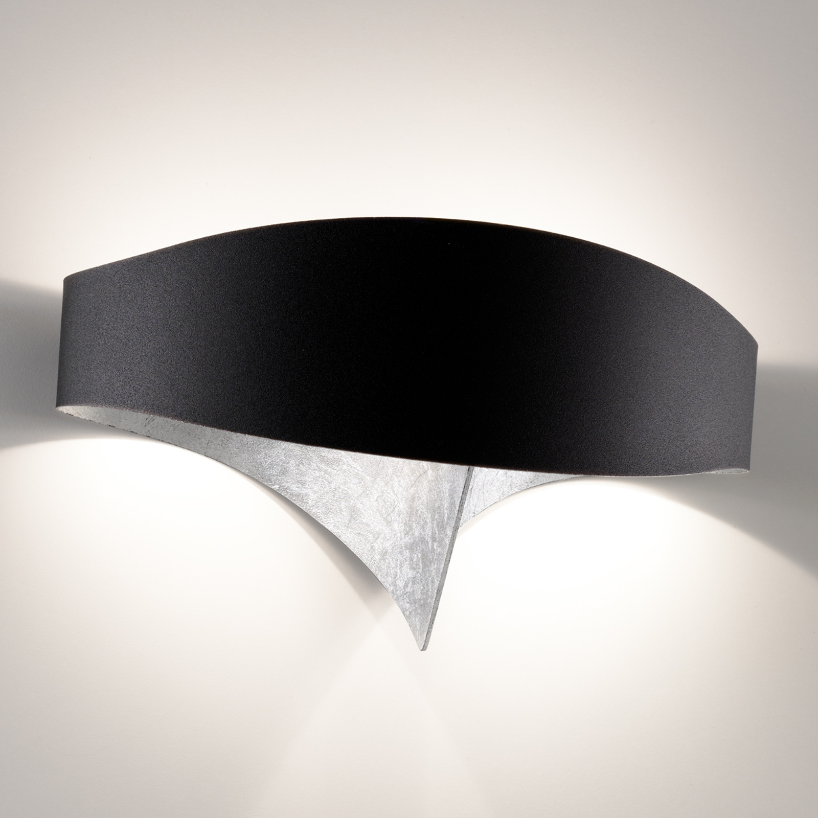 LED-seinävalaisin Scudo, jossa on lehtihopeaa
