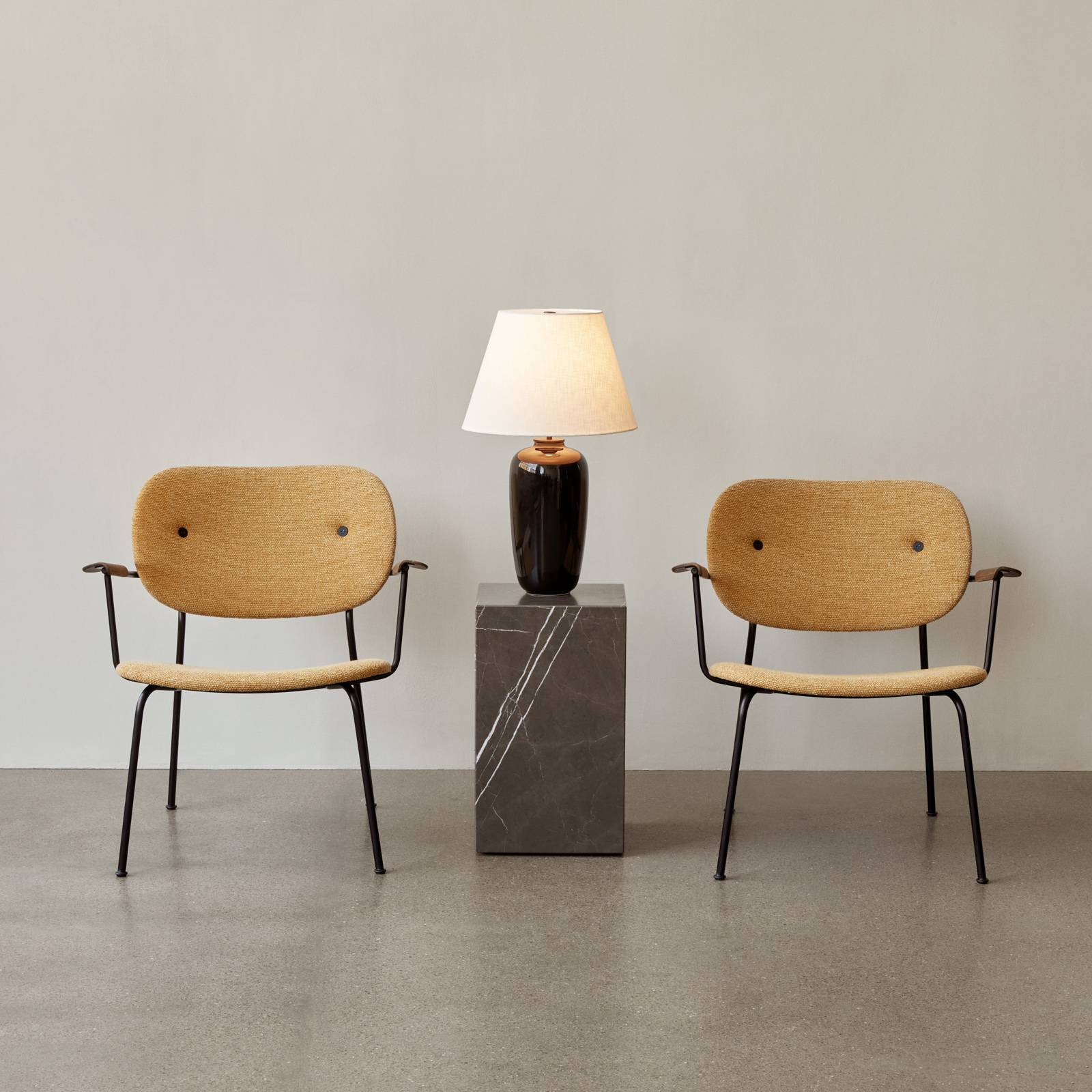 Menu Torso LED -pöytälamppu, musta/valkoinen 57 cm