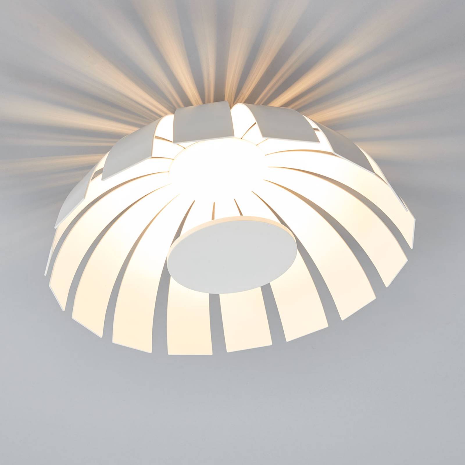 Valkoinen LED-design-kattovalaisin Loto, 33 cm