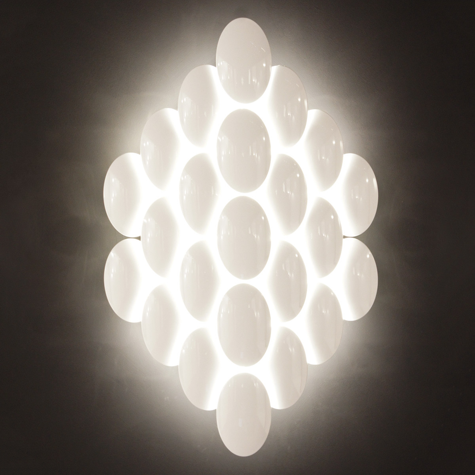 Milan Obolo - LED-seinävalaisin himmennet. 16-lamp