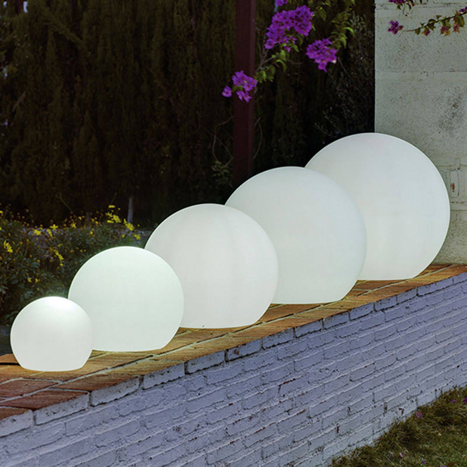 Newgarden Buly -LED-aurinkovalaisin, IP68, Ø 30 cm