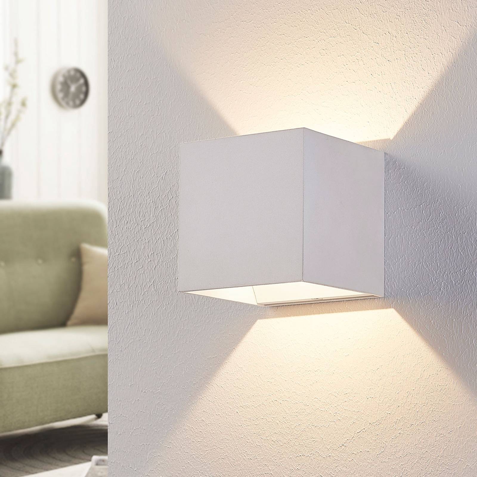 Valkoinen LED-seinävalaisin Esma, kuutiomainen