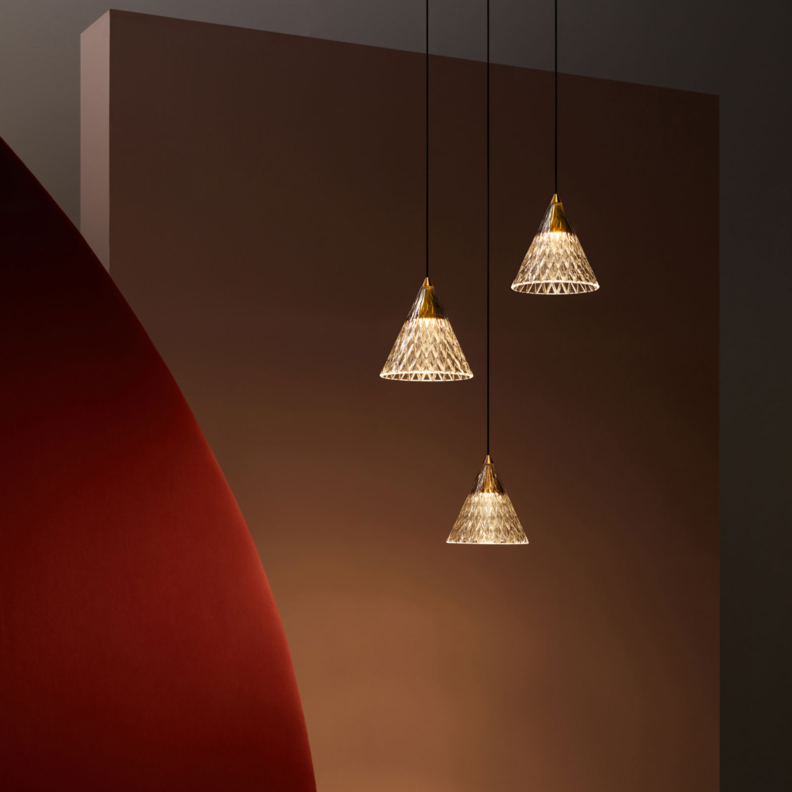 LEDS-C4 Veneto -LED-riippuvalo, kulta/musta