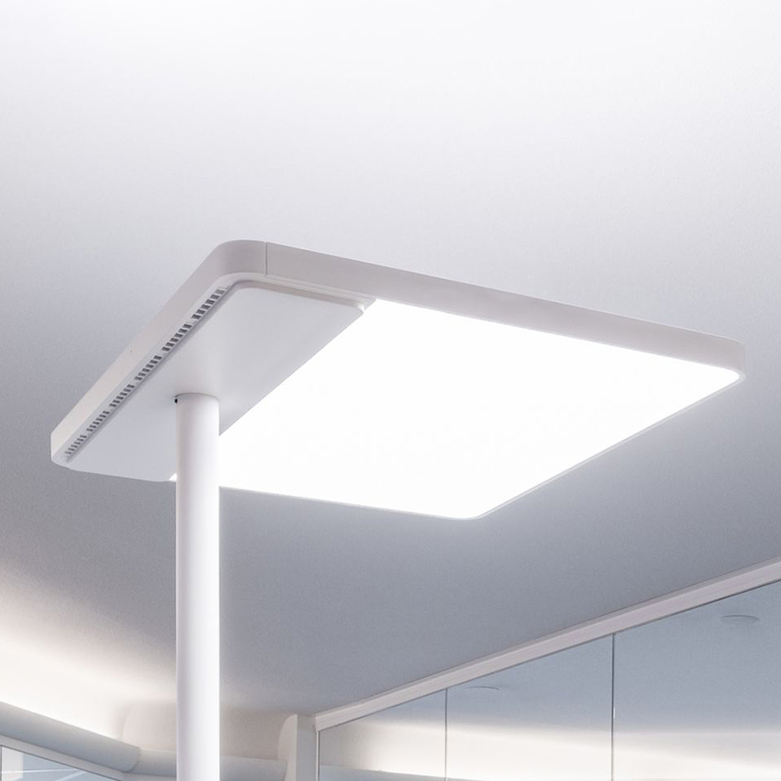 Toimiston LED-lattiavalaisin Linea-F himmentimellä