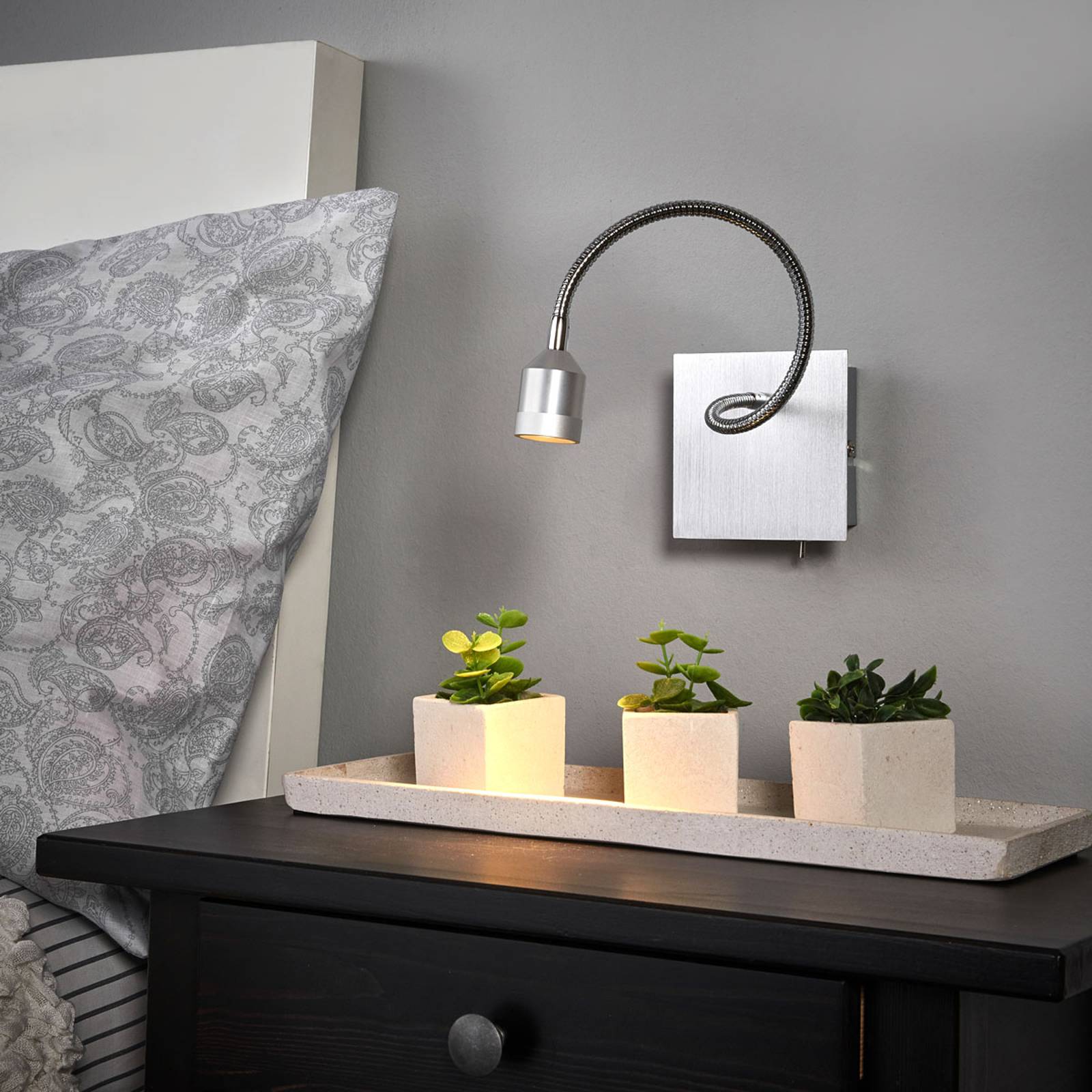 Toimiva LED-seinävalaisin Lovi taipuvalla varrella