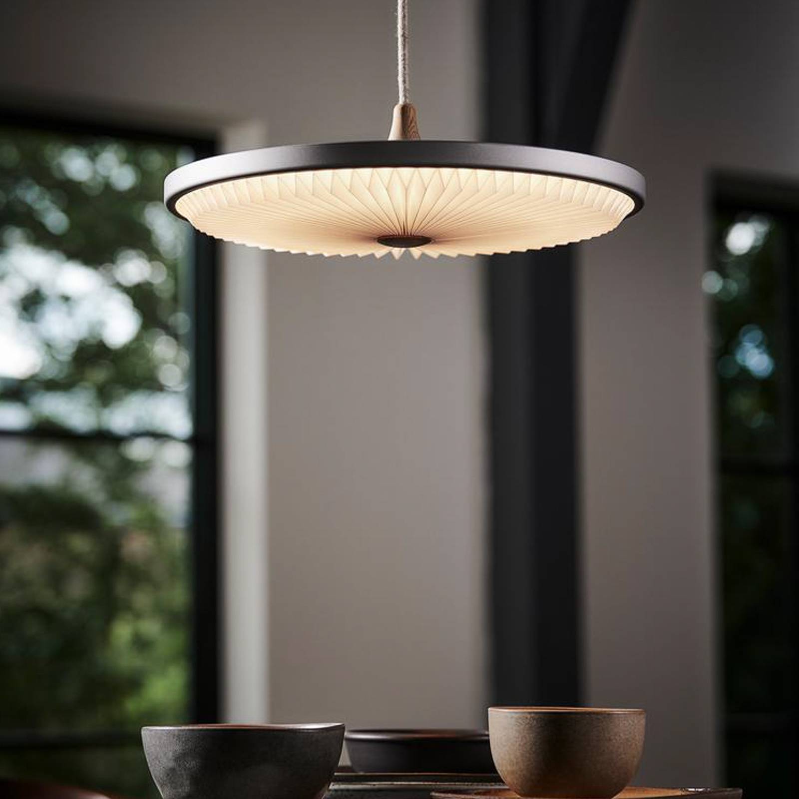 LE KLINT Soleil -LED-riippuvalaisin, harmaa Ø50 cm