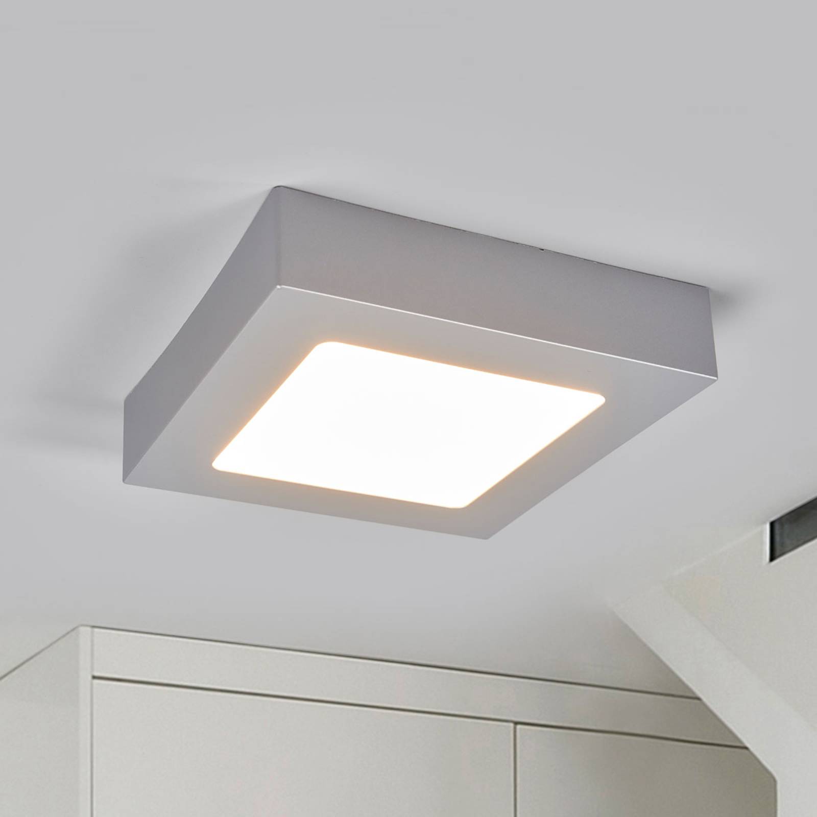 LED-kattovalo Marlo hopea 3 000 K kulmikas 18,1 cm