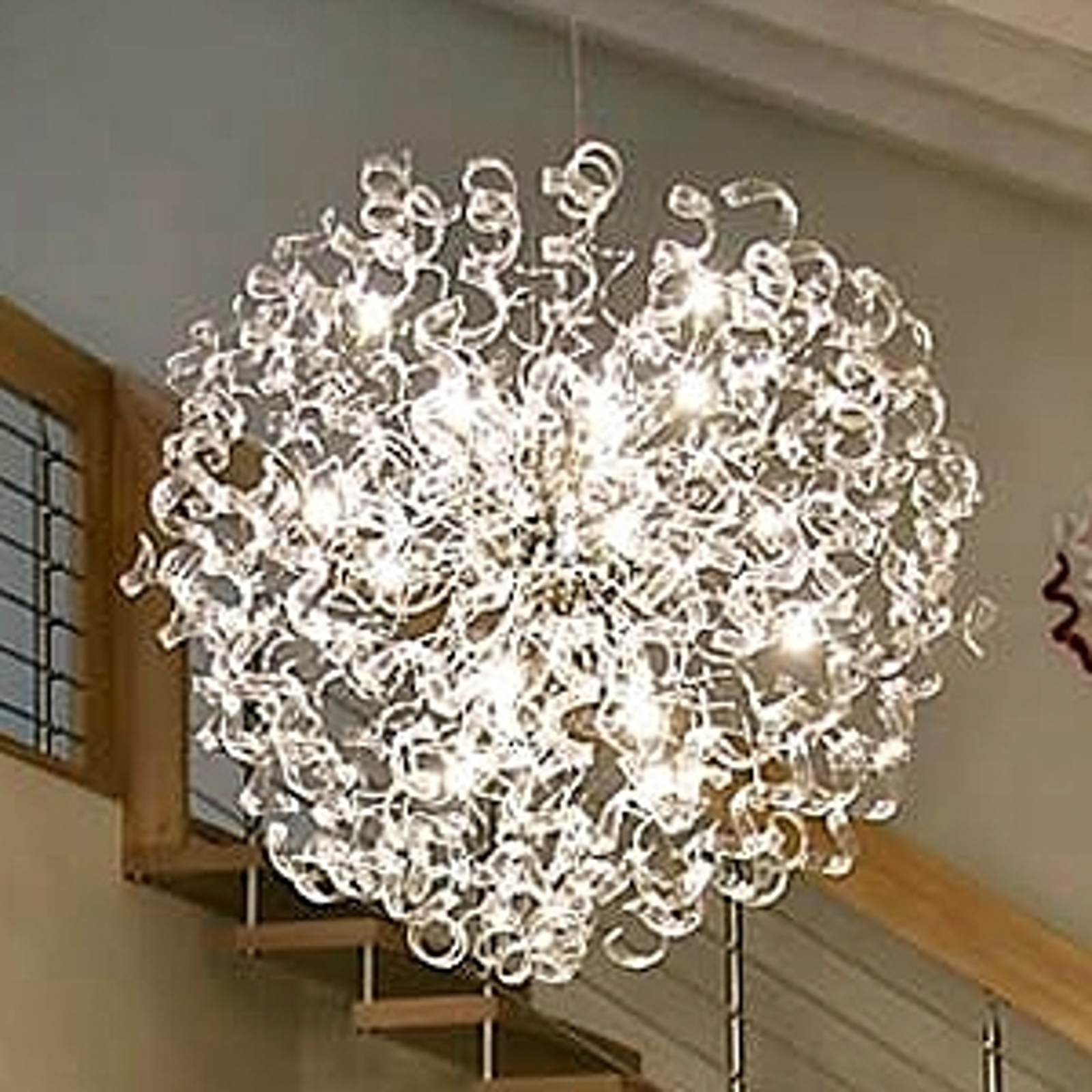 Innovatiivinen riippuvalaisin Crystal pallo