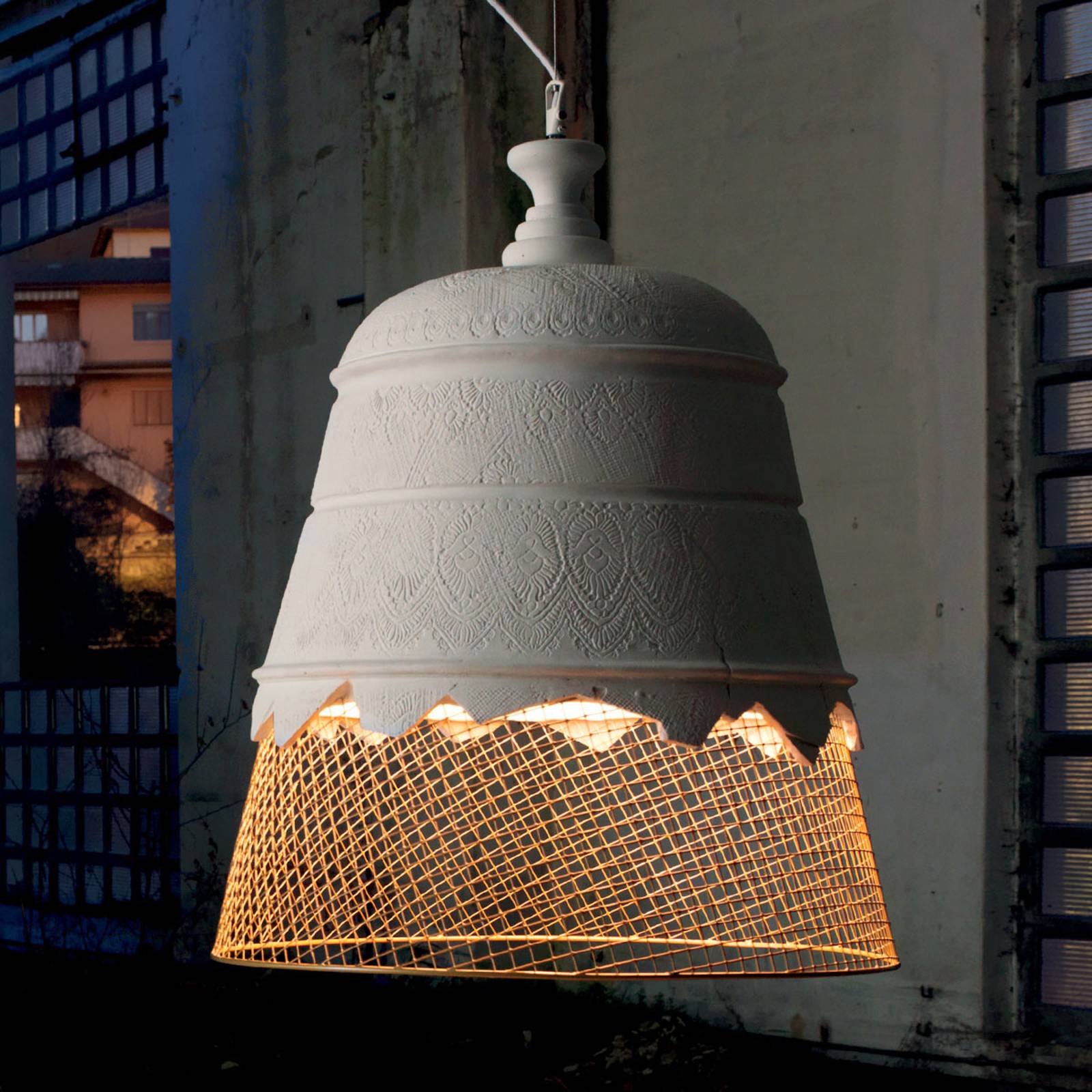 Kipsinen design-riippuvalaisin Domenica kulta 50cm