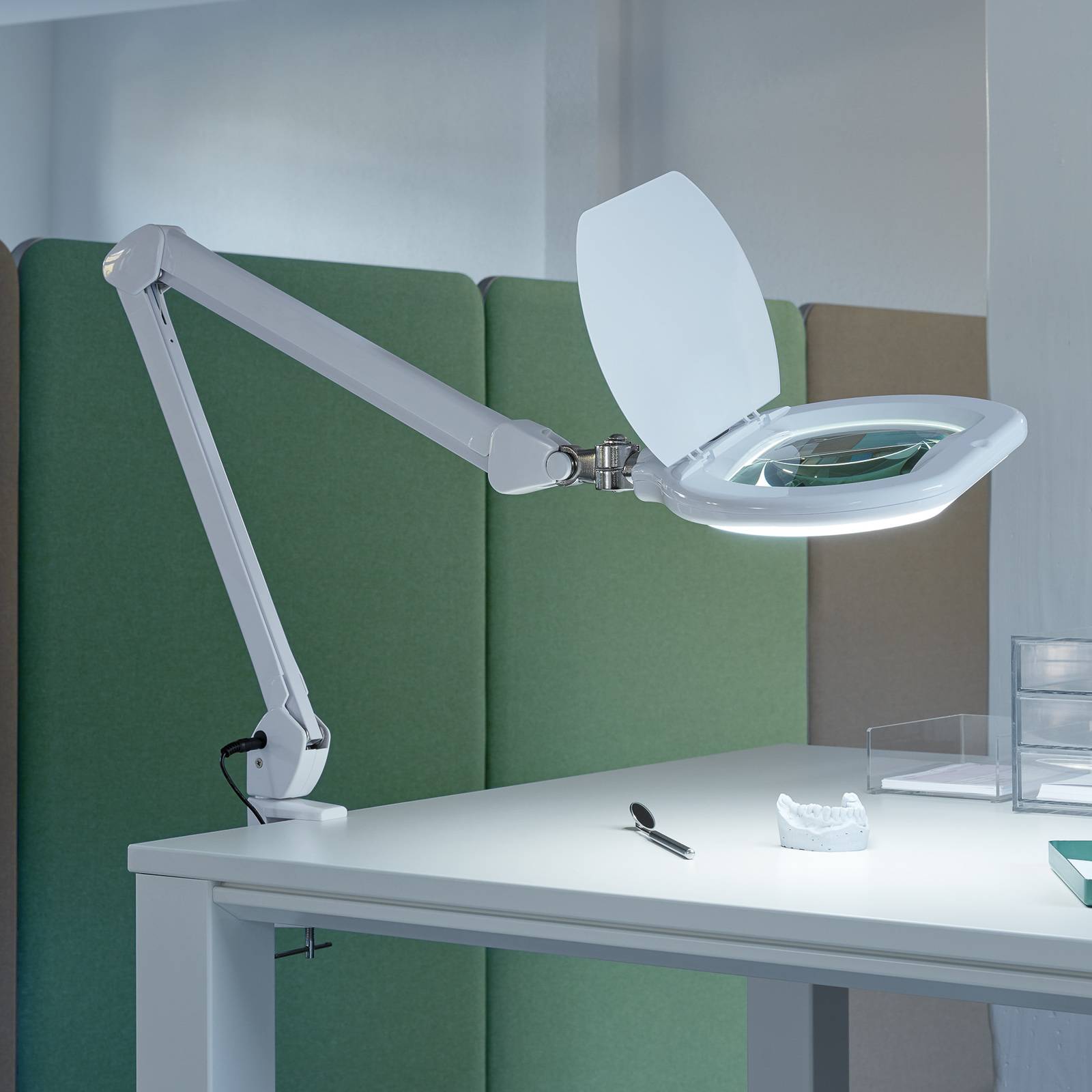 LED-suurennuslasivalaisin MAULcrystal, kiinnitin