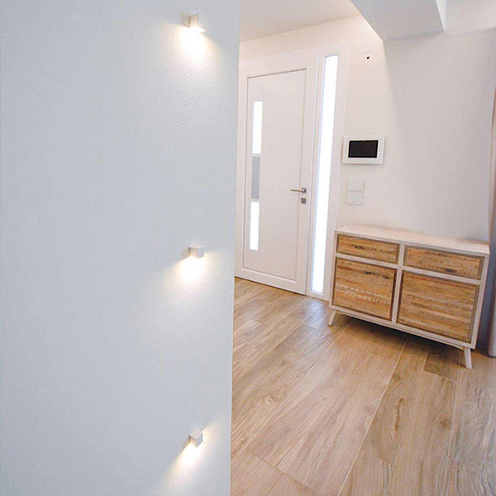 LED-seinäuppovalaisin 2466B, 2 700 K