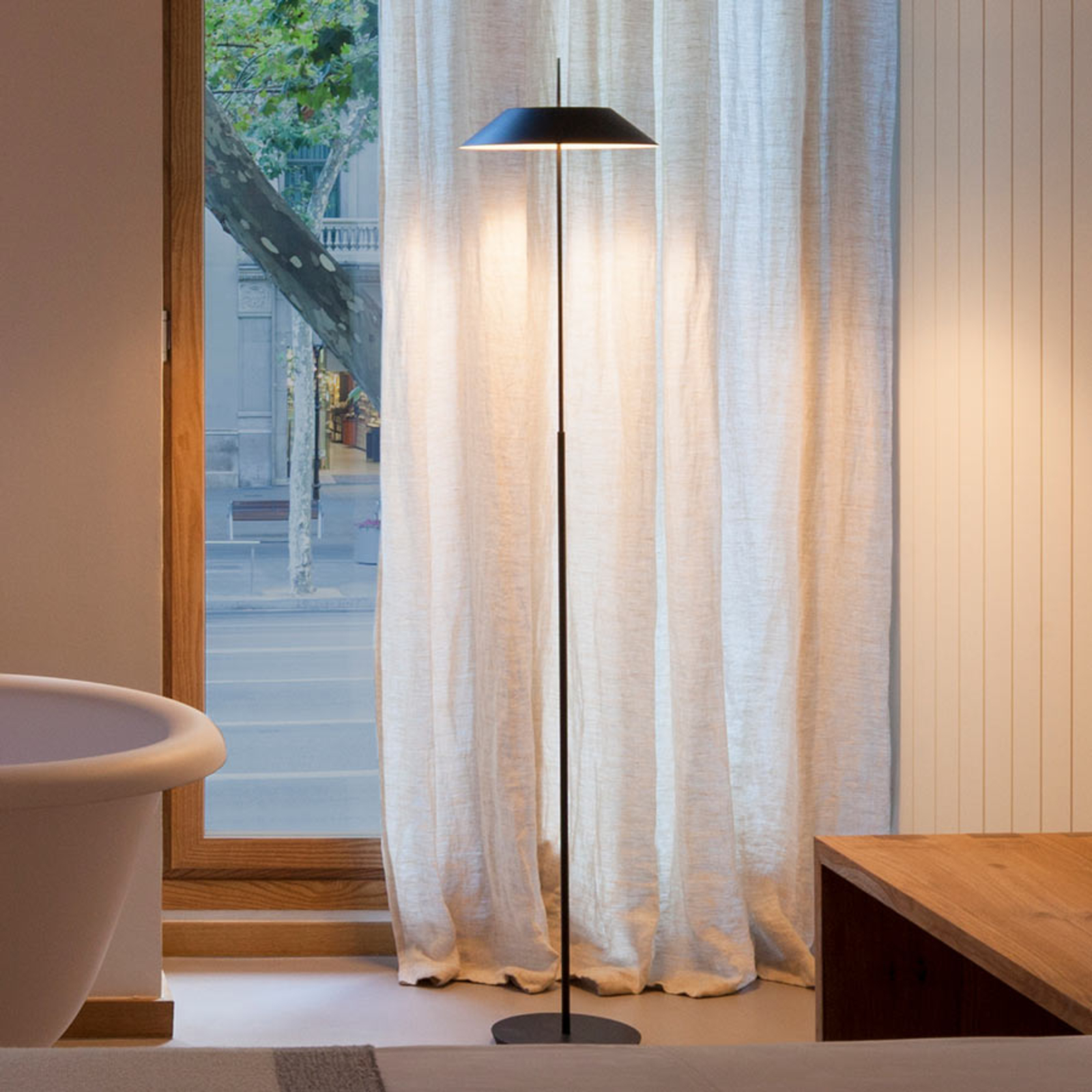 Mayfair - grafiitinharmaa LED-lattialamppu