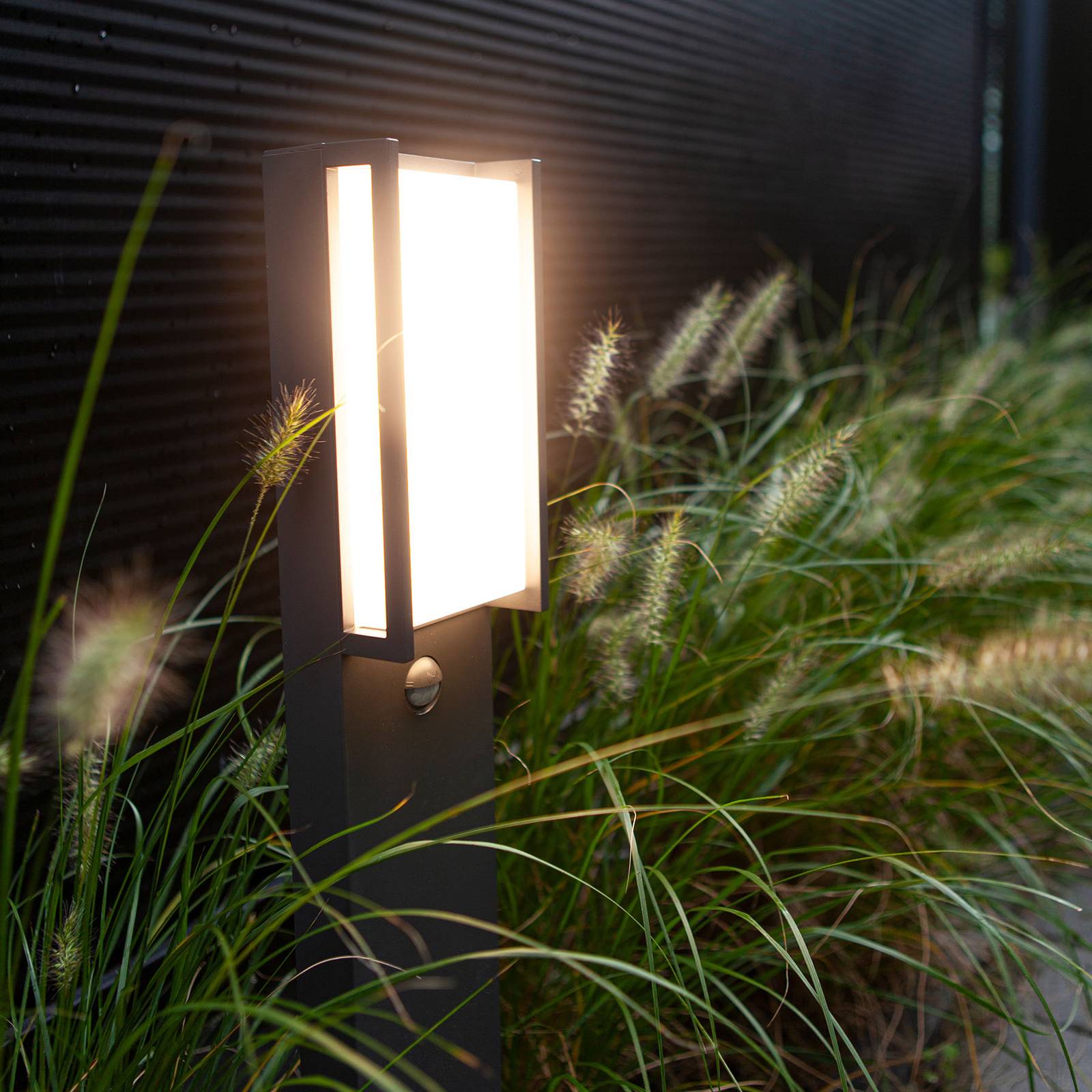 LED-pylväsvalo Qubo, antrasiitti, liiketunnistin
