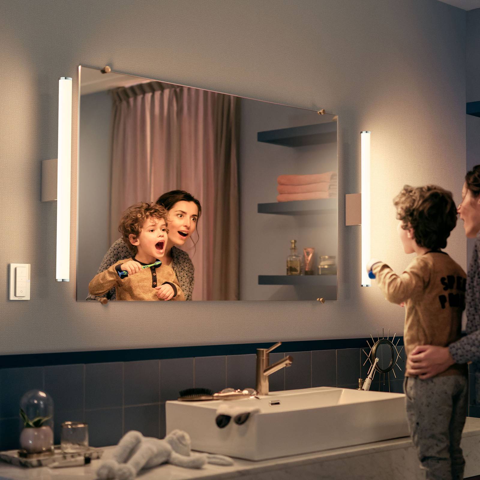 Philips Hue White Ambiance Adore -seinälamppu 67cm