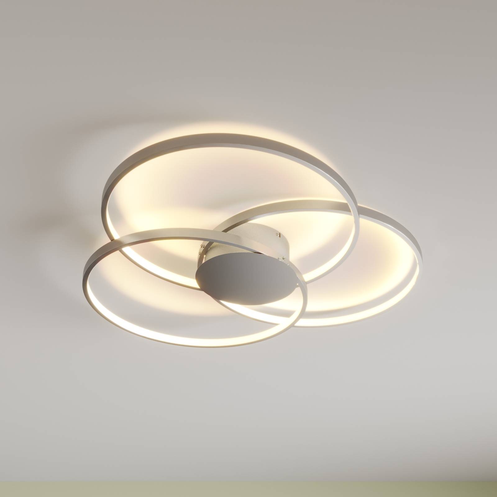 Lindby Riley LED-kattovalaisin himmentimellä