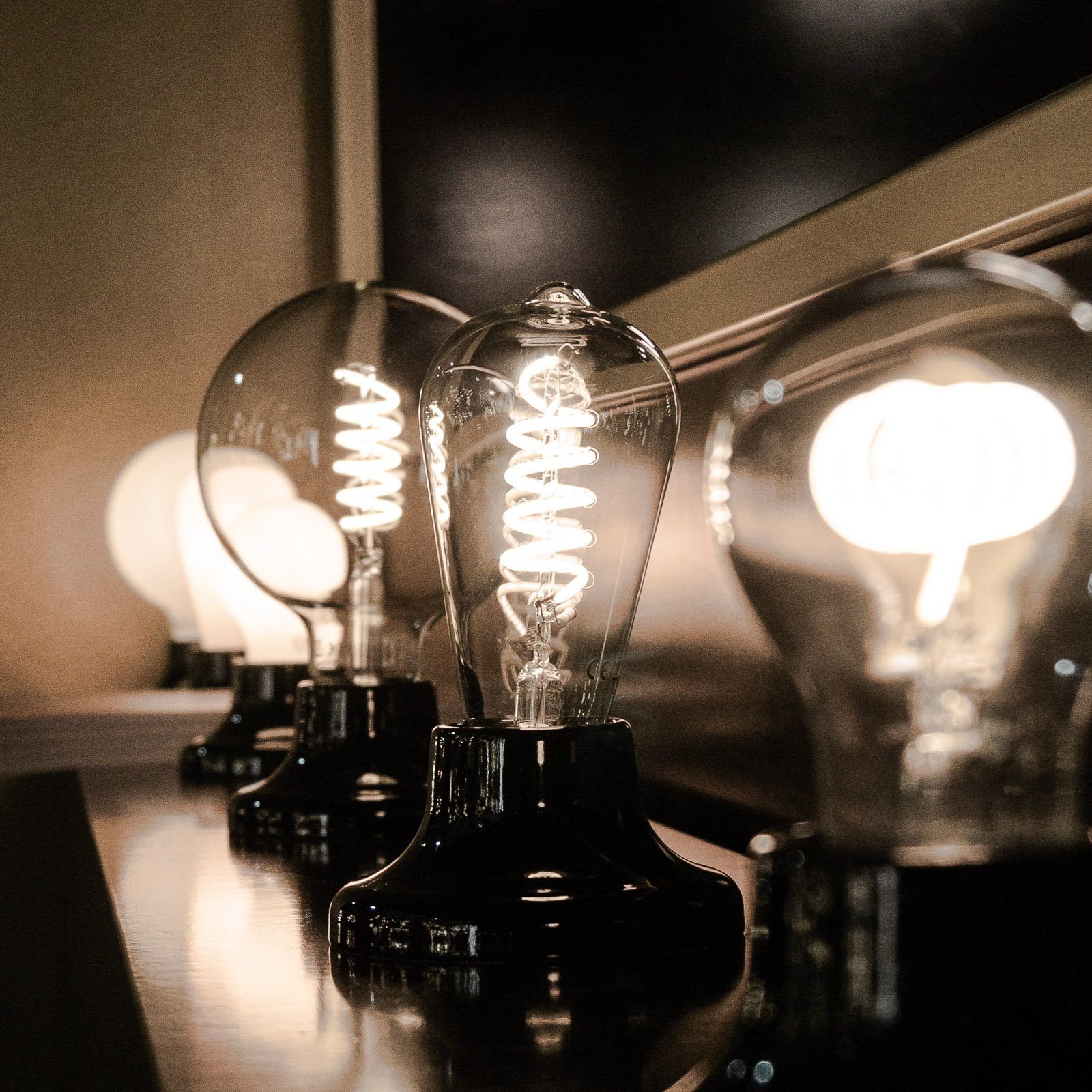 SEGULA LED-lamppuE27 8W ST64 Curved ambient kirkas