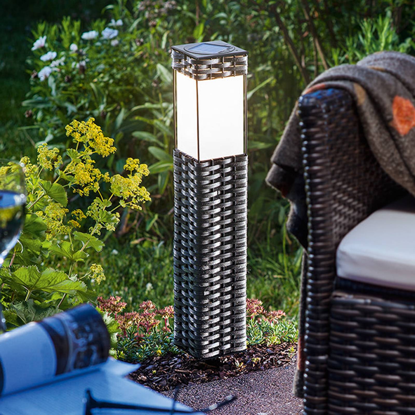 Aurinkokäyttöinen Rattan-lattiavalaisin LED