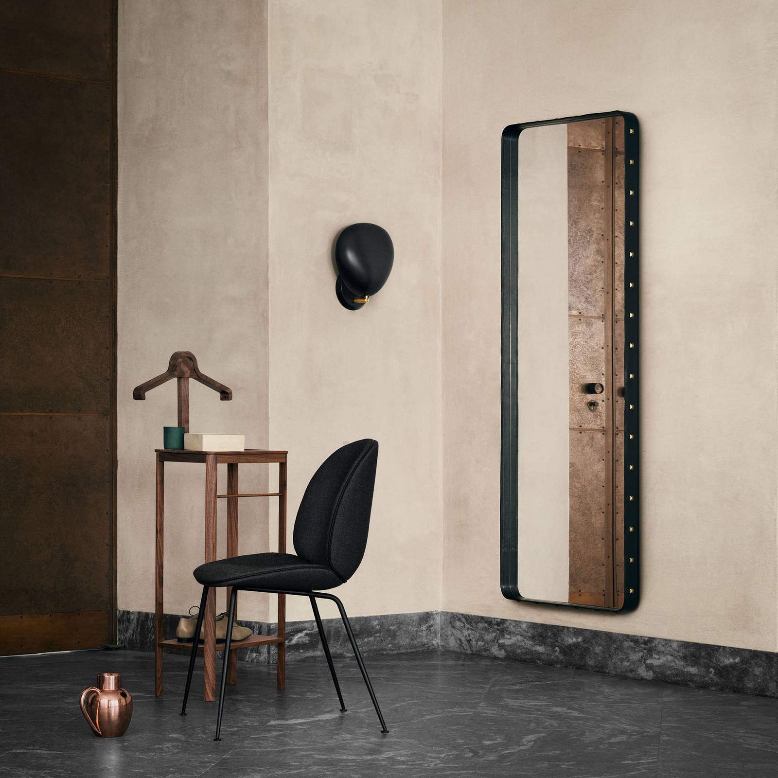 GUBI Cobra -design-seinävalaisin, musta