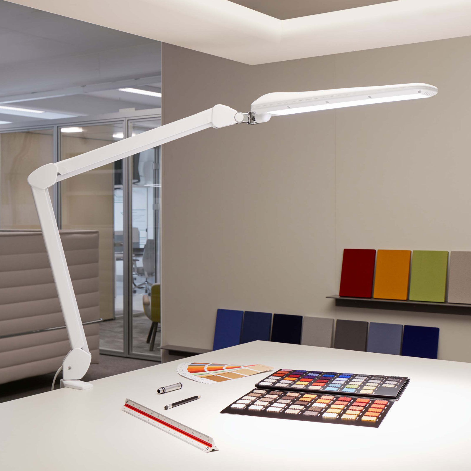LED-pöytälamppu MAULcraft klipsijalka, himmennys