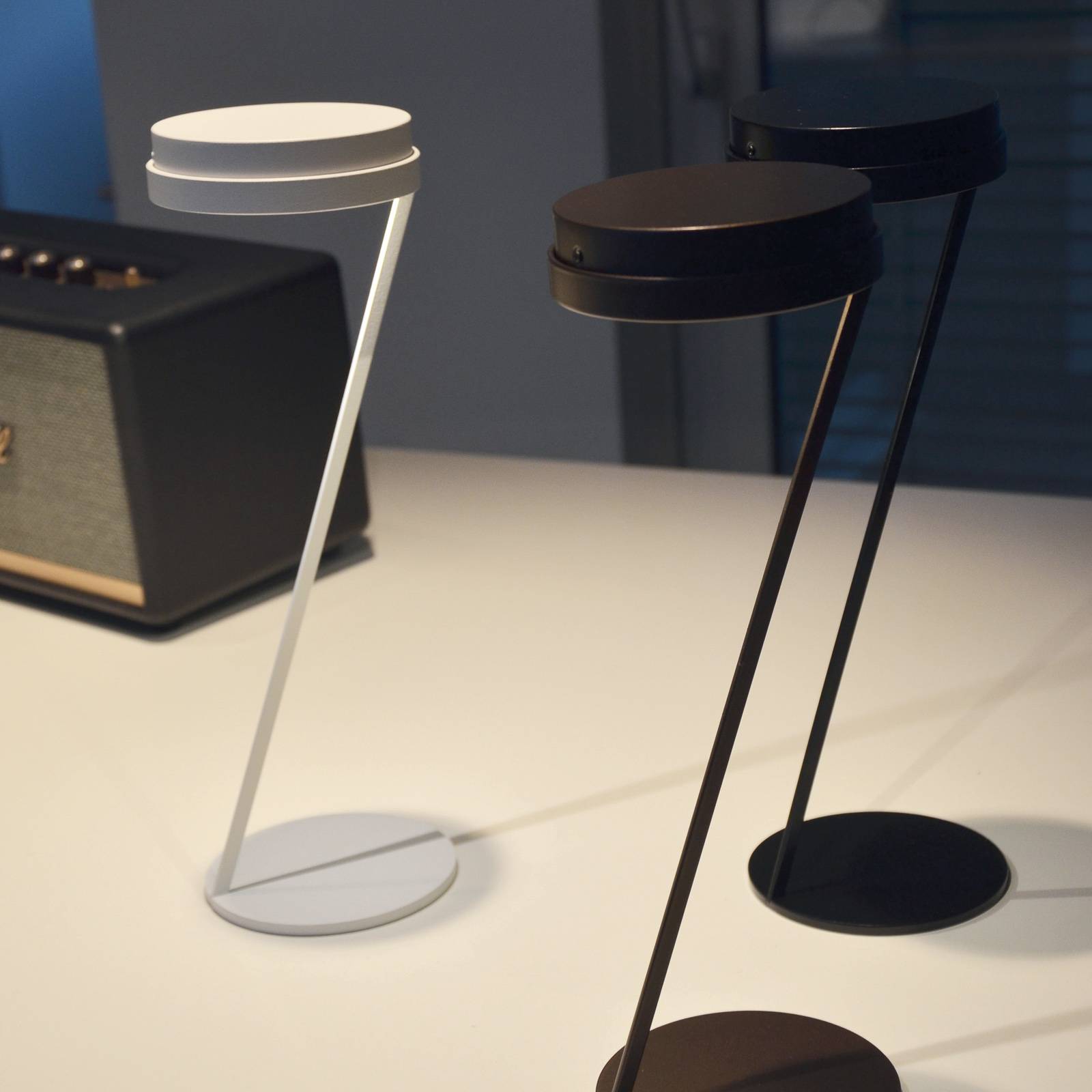 Knikerboker Zeta LED-pöytälamppu, tunnistin, musta