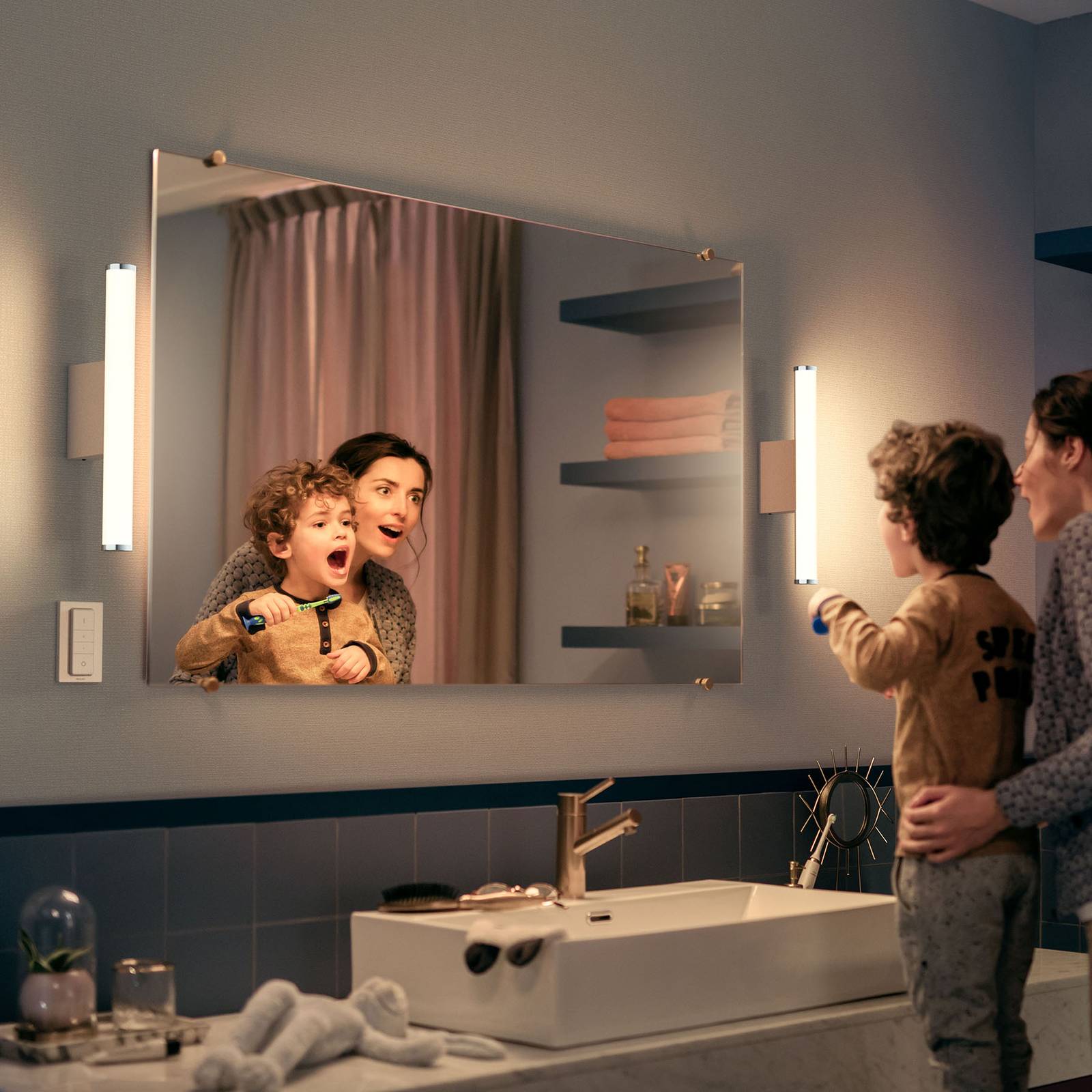 Philips Hue White Ambiance Adore -seinälamppu 42cm