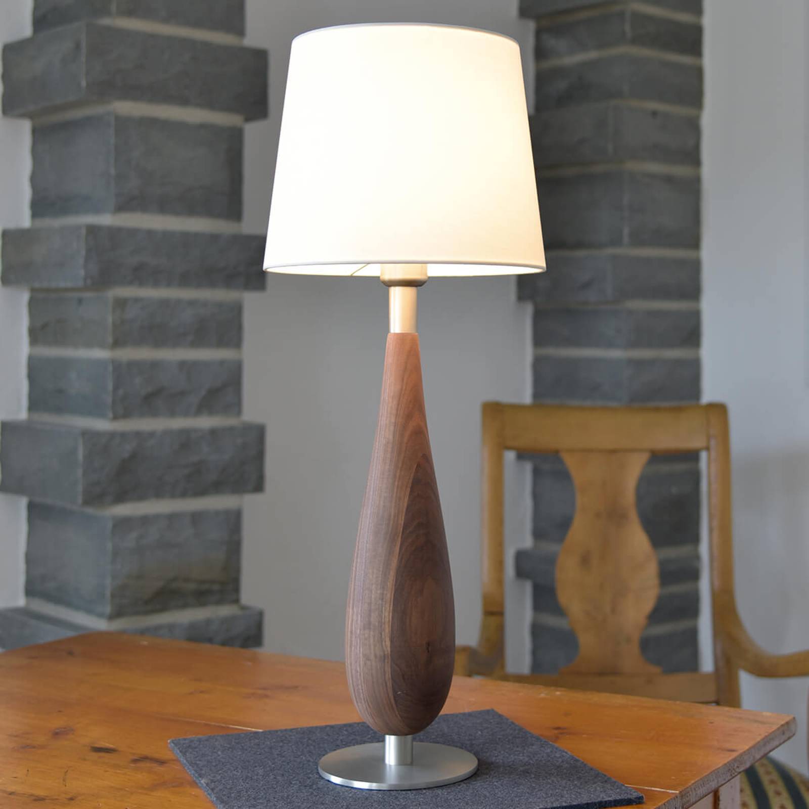 HerzBlut Lara -pöytälamppu, pähkinäpuu, 61 cm