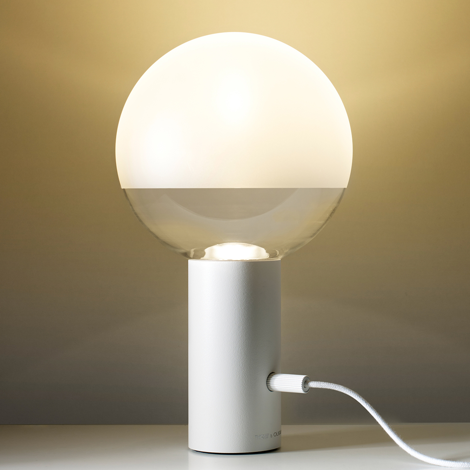 Minimalistinen LED-pöytävalaisin Kuula valkoisena