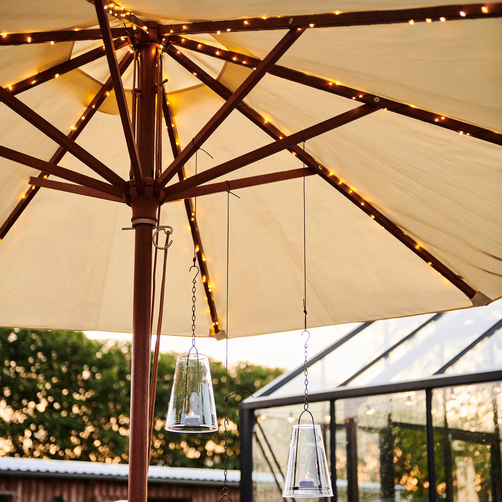 Aurinkokäyttöinen LED-ketju Knirke Solar Parasol