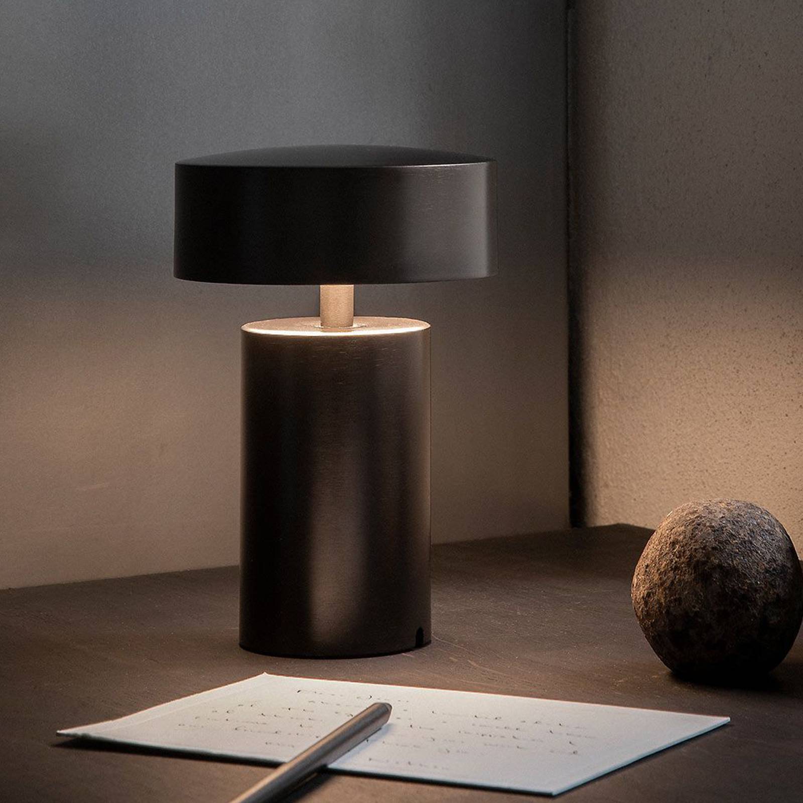 Menu Column LED-pöytävalaisin ladattavalla akulla