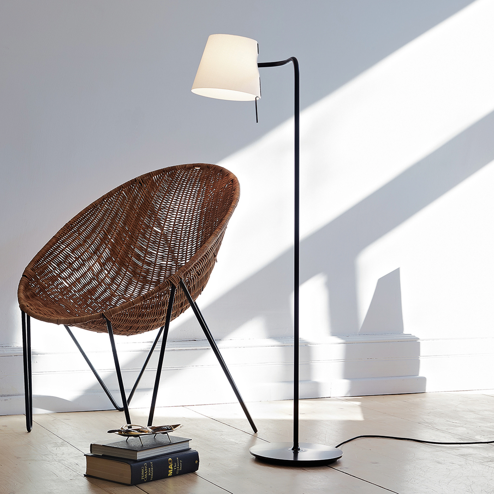 Käytännöll. design-lattiavalaisin Elane, himmennin