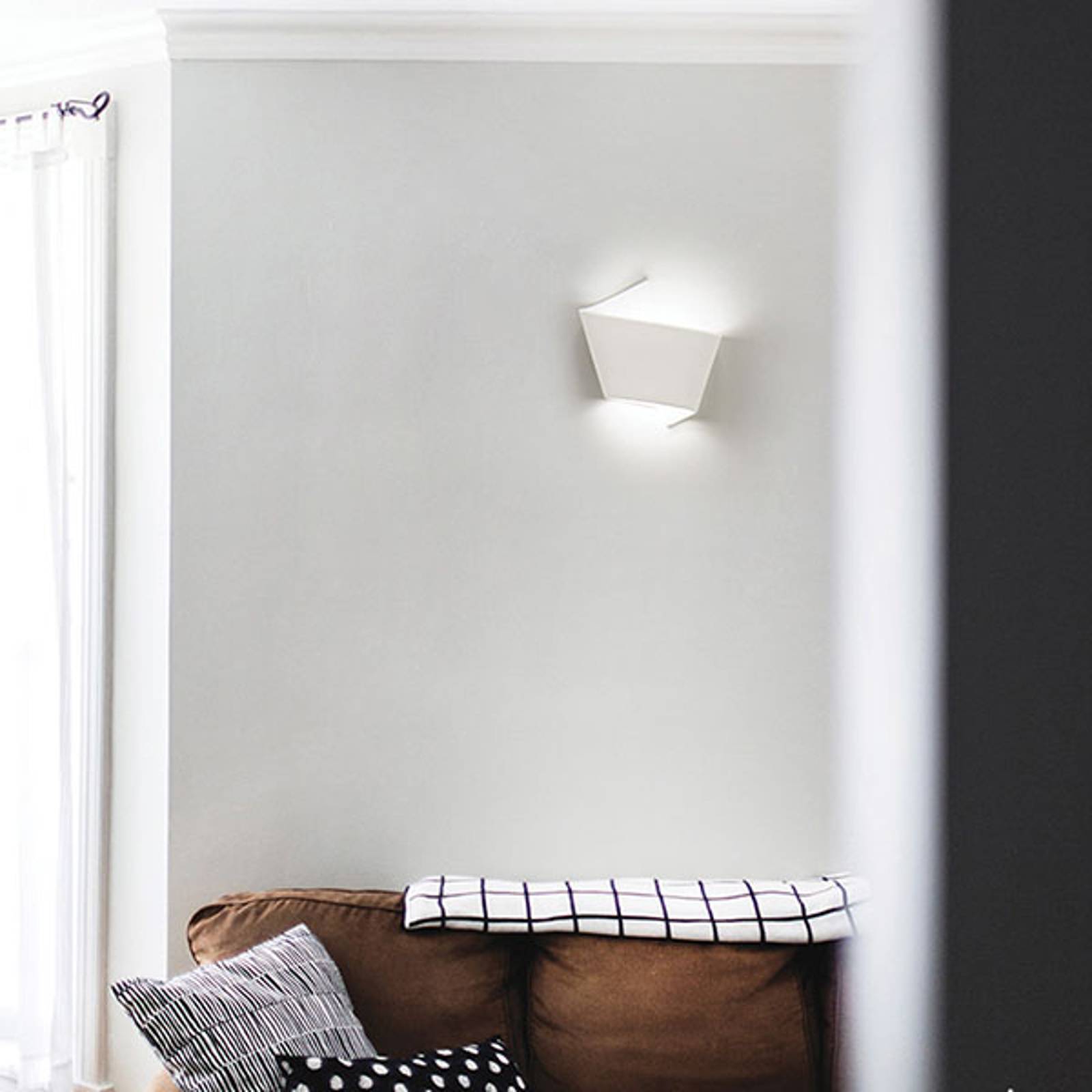 LED-seinävalo 2498 keraaminen 2700K, himmennettävä