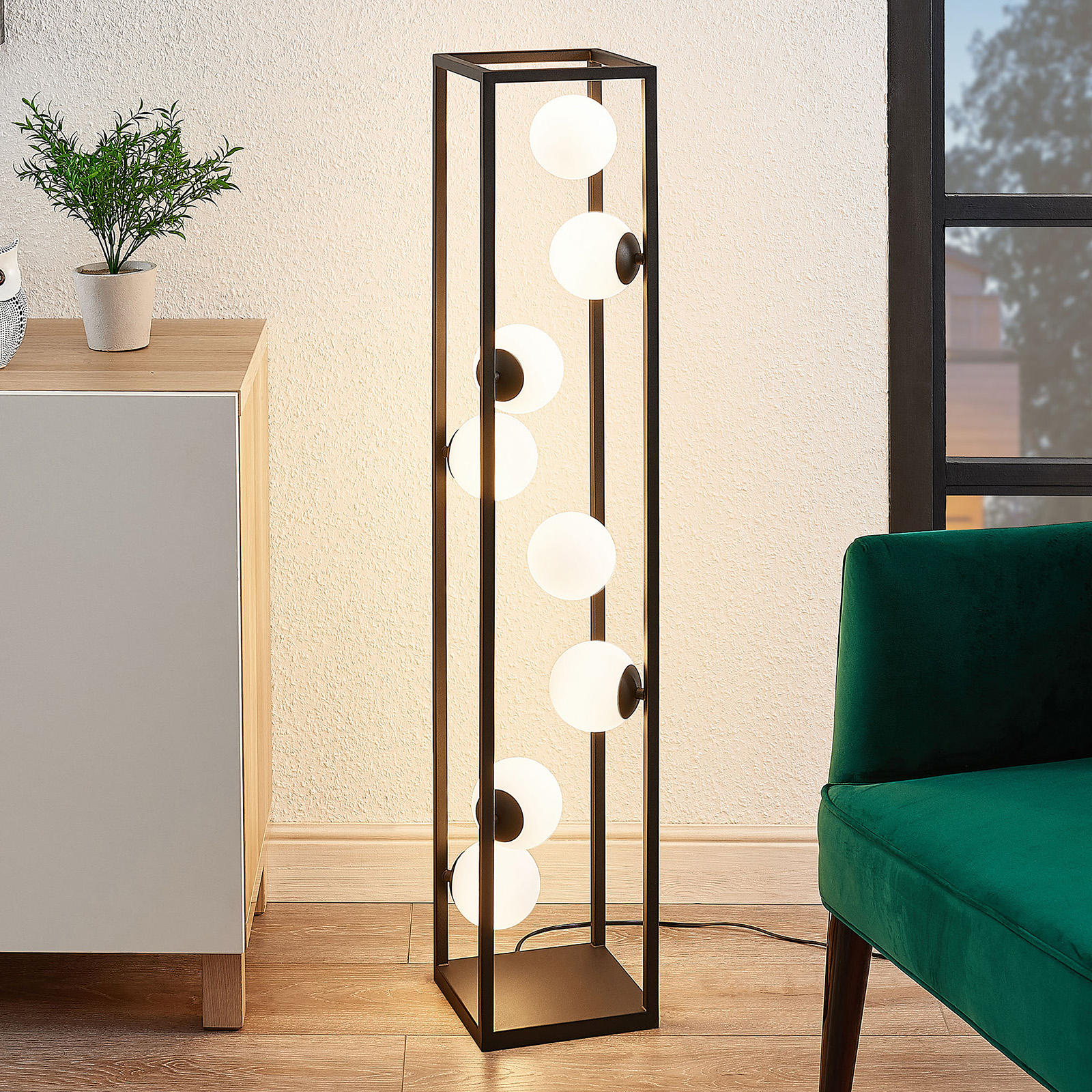 Lindby Utopia -LED-lattiavalo lasivarjostimilla